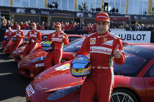 Fernando Alonso y los pilotos de F1 posando con los Ferrari