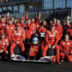 Foto de familia de Ferrari con Fernando Alonso en Cheste 2012