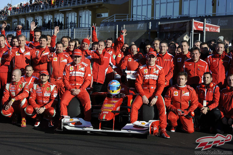 Foto de familia de Ferrari con Fernando Alonso en Cheste 2012