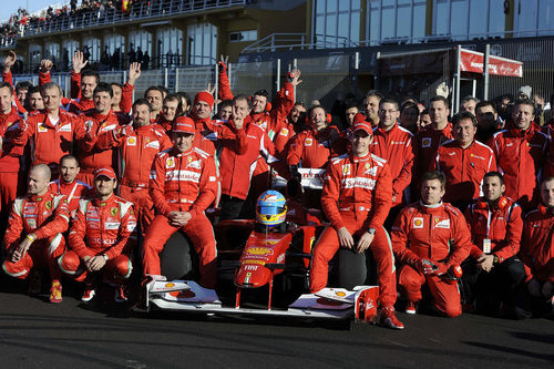 Foto de familia de Ferrari con Fernando Alonso en Cheste 2012