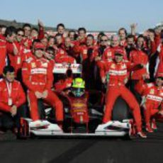 Foto de familia de Ferrari con Felipe Massa en Cheste 2012