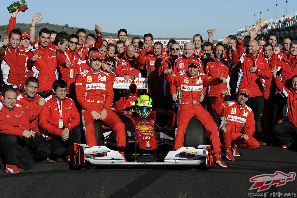Foto de familia de Ferrari con Felipe Massa en Cheste 2012