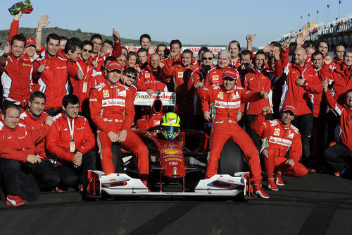 Foto de familia de Ferrari con Felipe Massa en Cheste 2012