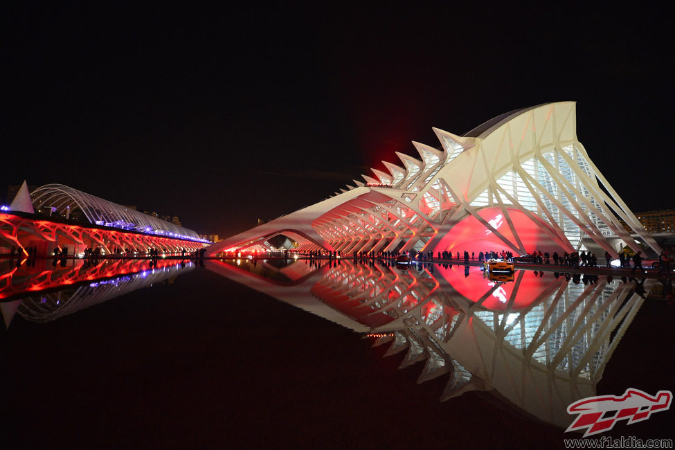 La Ciudad de las Artes y las Ciencias se volvió roja