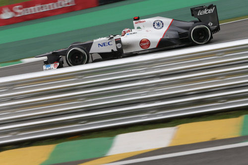 Kamui Kobayashi rueda en el circuito de Interlagos