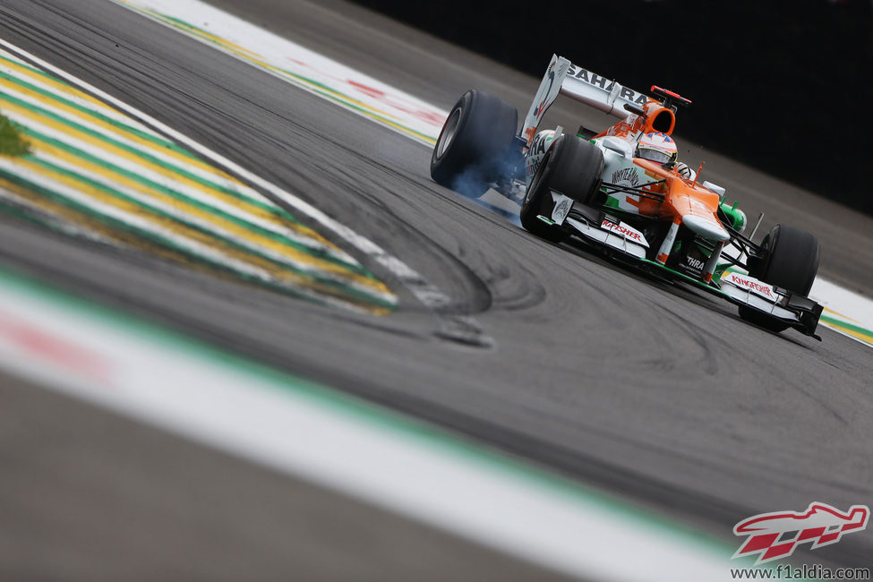 Paul di Resta se pasa de frenada en el circuito de Interlagos