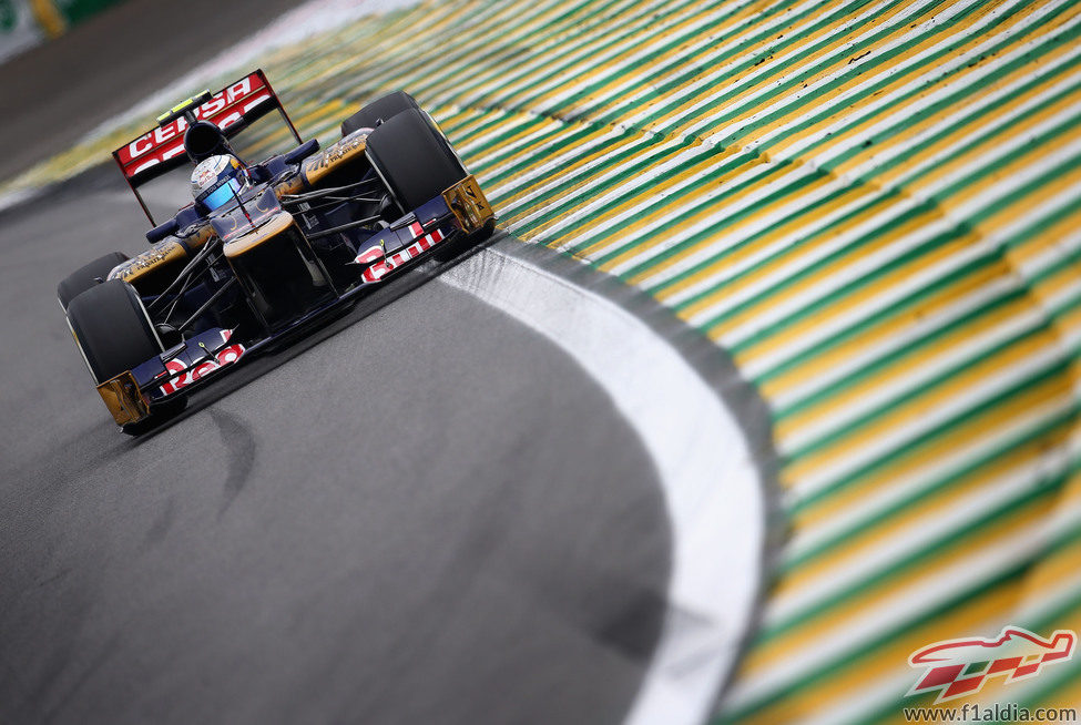 Jean-Eric Vergne coge una curva en Interlagos