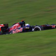 Daniel Ricciardo sube una cuesta en Interlagos