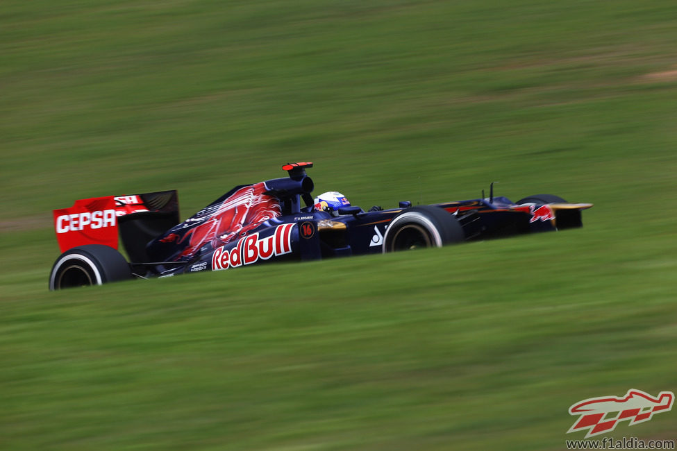 Daniel Ricciardo sube una cuesta en Interlagos