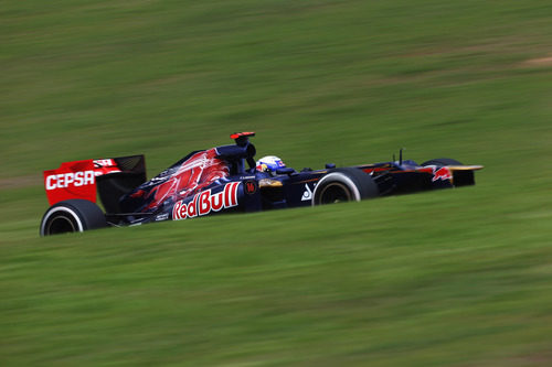 Daniel Ricciardo sube una cuesta en Interlagos