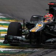 Heikki Kovalainen rueda sobre el asfalto mojado en los Libres 3 de Brasil