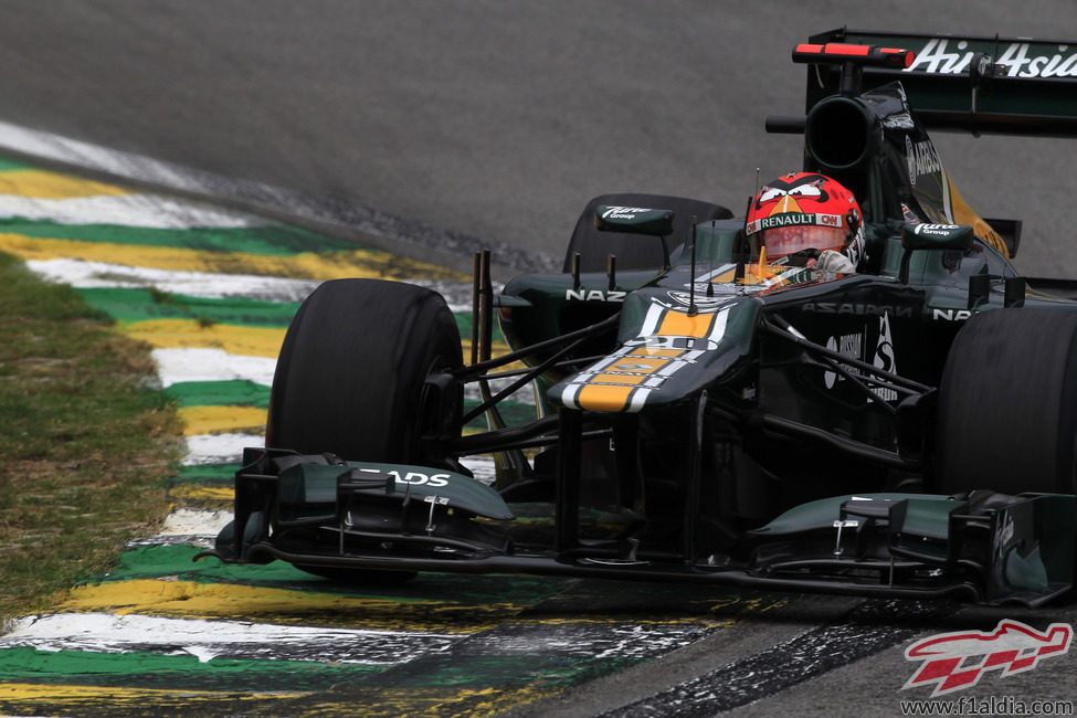 Heikki Kovalainen rueda sobre el asfalto mojado en los Libres 3 de Brasil