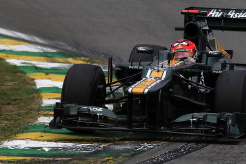 Heikki Kovalainen rueda sobre el asfalto mojado en los Libres 3 de Brasil