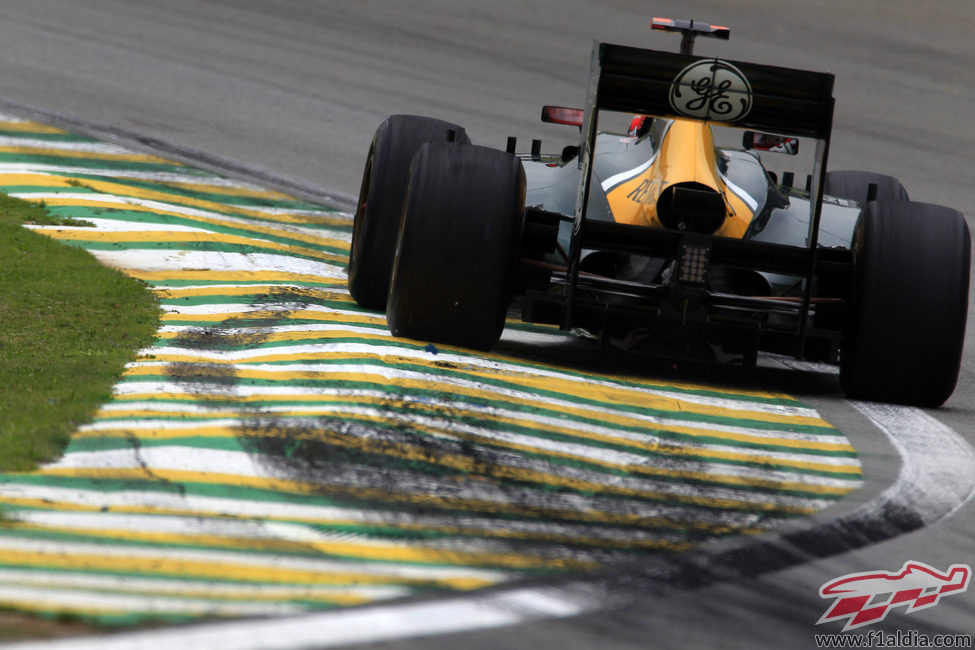 Heikki Kovalainen empuja su CT01 en los entrenamientos de Brasil