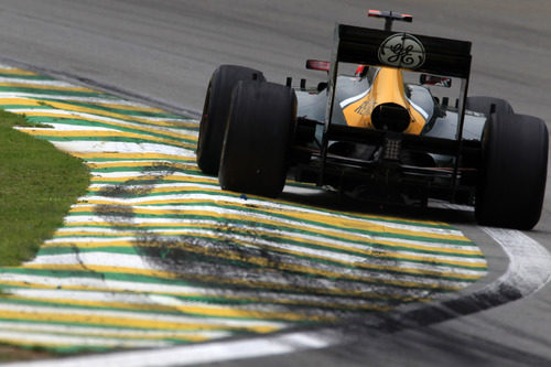 Heikki Kovalainen empuja su CT01 en los entrenamientos de Brasil