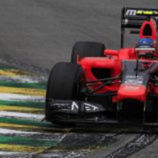 Charles Pic completa otra vuelta en el circuito de Interlagos