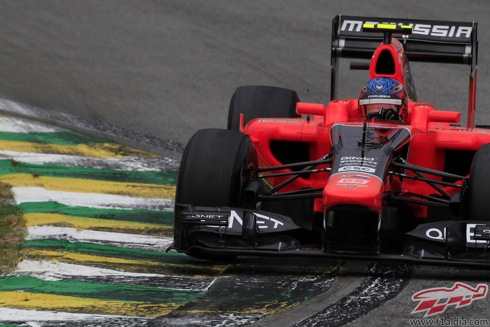 Charles Pic completa otra vuelta en el circuito de Interlagos