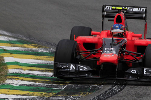 Charles Pic completa otra vuelta en el circuito de Interlagos