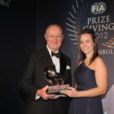 Silvia Bellot recibe el trofeo de los comisarios de la FIA