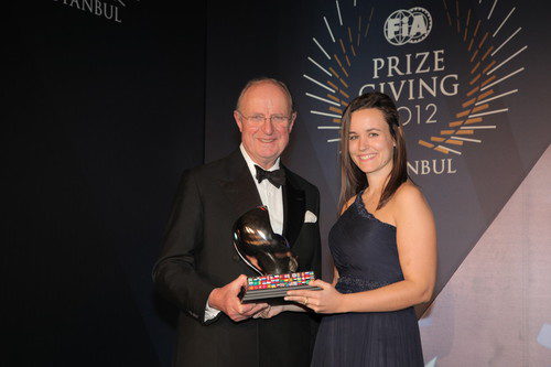 Silvia Bellot recibe el trofeo de los comisarios de la FIA