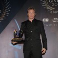Kimi Räikkönen recoge su trofeo en la Gala de la FIA 2012