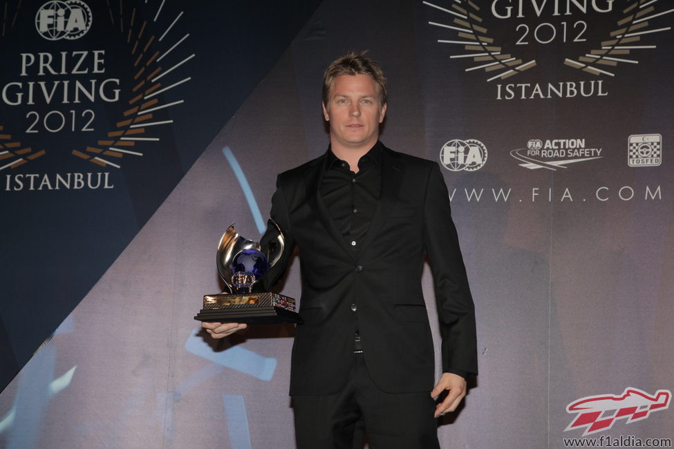 Kimi Räikkönen recoge su trofeo en la Gala de la FIA 2012