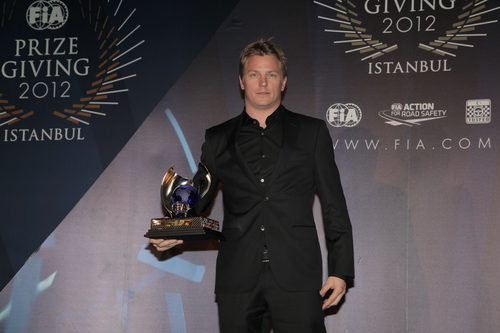 Kimi Räikkönen recoge su trofeo en la Gala de la FIA 2012