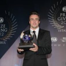 Fernando Alonso recoge su trofeo en la Gala de la FIA 2012