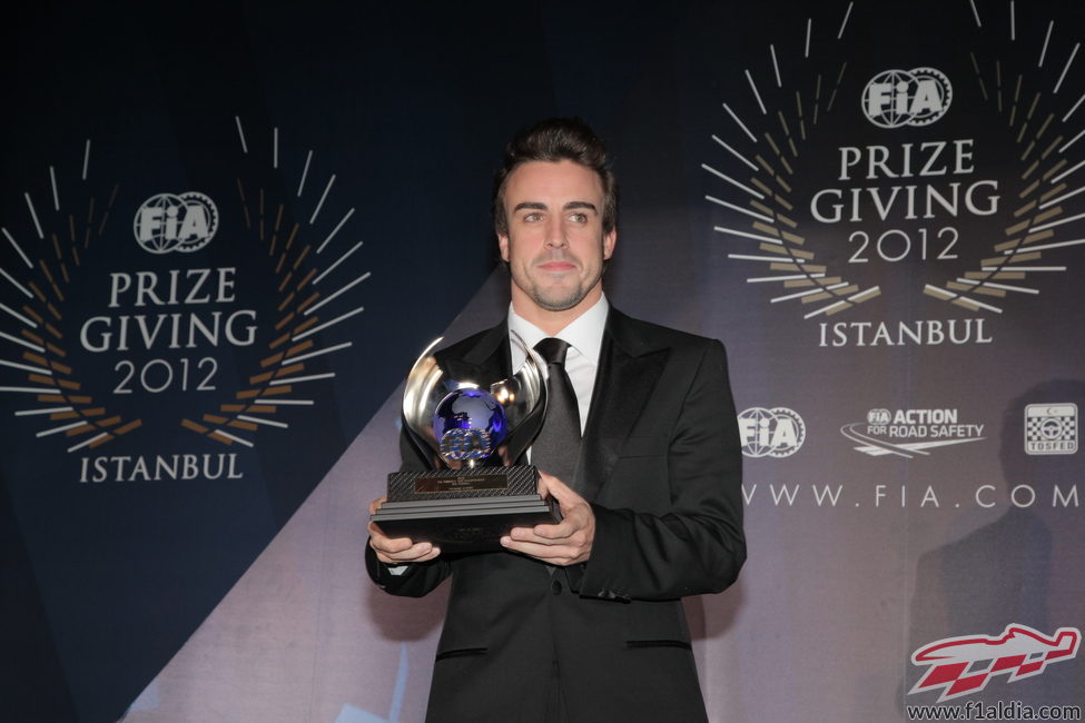 Fernando Alonso recoge su trofeo en la Gala de la FIA 2012