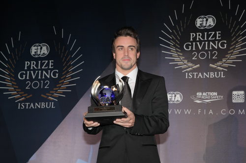 Fernando Alonso recoge su trofeo en la Gala de la FIA 2012