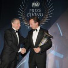 Jean Todt entrega a Christian Horner el trofeo de Constructores 2012