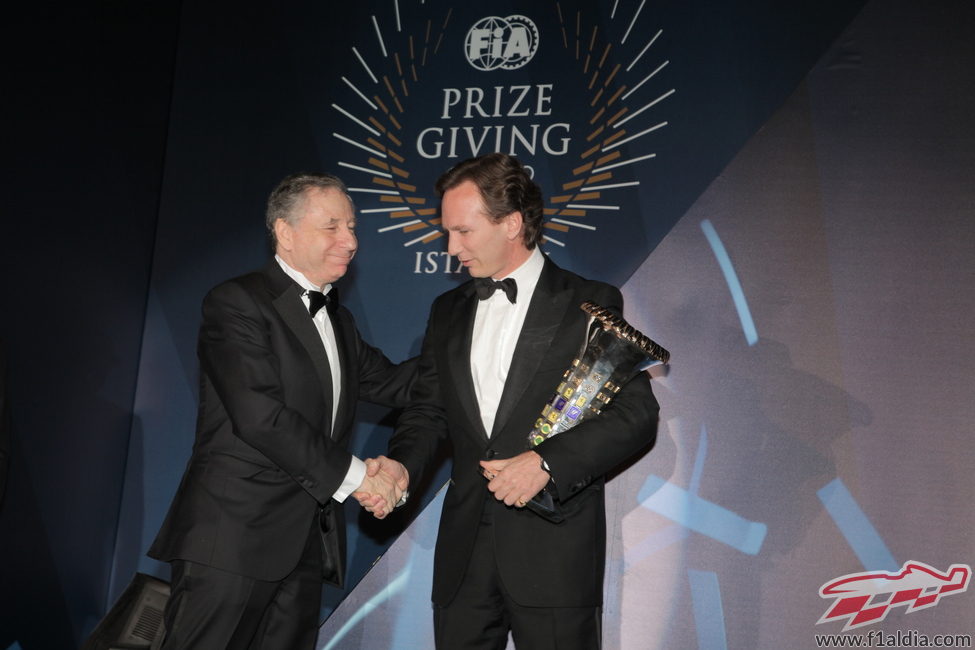 Jean Todt entrega a Christian Horner el trofeo de Constructores 2012