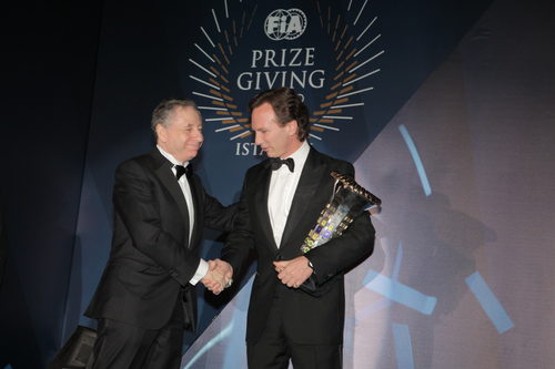 Jean Todt entrega a Christian Horner el trofeo de Constructores 2012