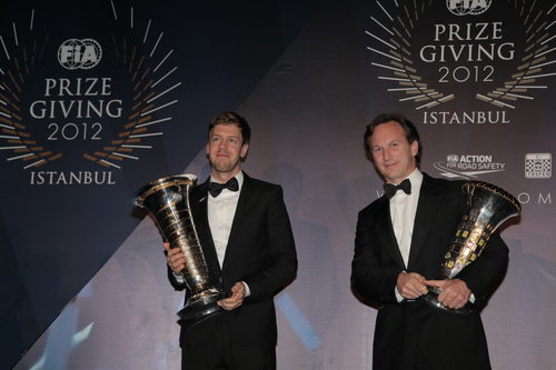 Vettel y Horner reciben sus trofeos de 2012