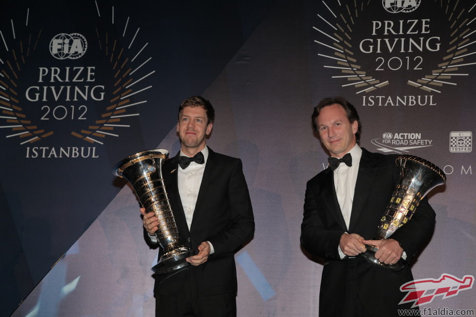 Vettel y Horner reciben sus trofeos de 2012