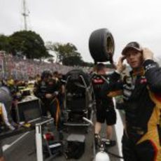 Romain Grosjean instantes antes de empezar el GP de Brasil 2012