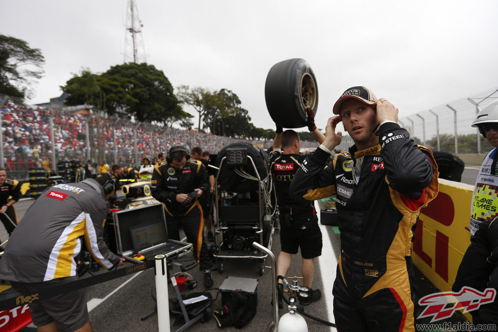 Romain Grosjean instantes antes de empezar el GP de Brasil 2012