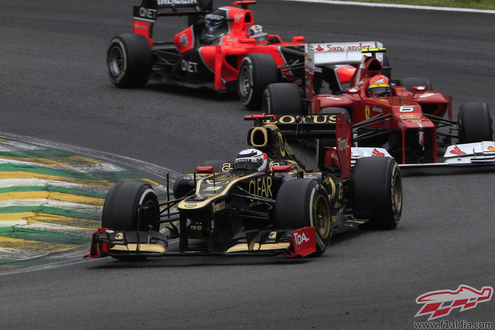 Kimi Räikkönen, por delante de Massa y Glock en Brasil