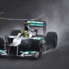 Nico Rosberg conduce sobre el asfalto mojado de Interlagos