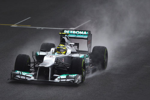 Nico Rosberg conduce sobre el asfalto mojado de Interlagos