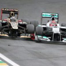 Michael Schumacher se toca con Kimi Räikkönen durante el GP de Brasil 2012