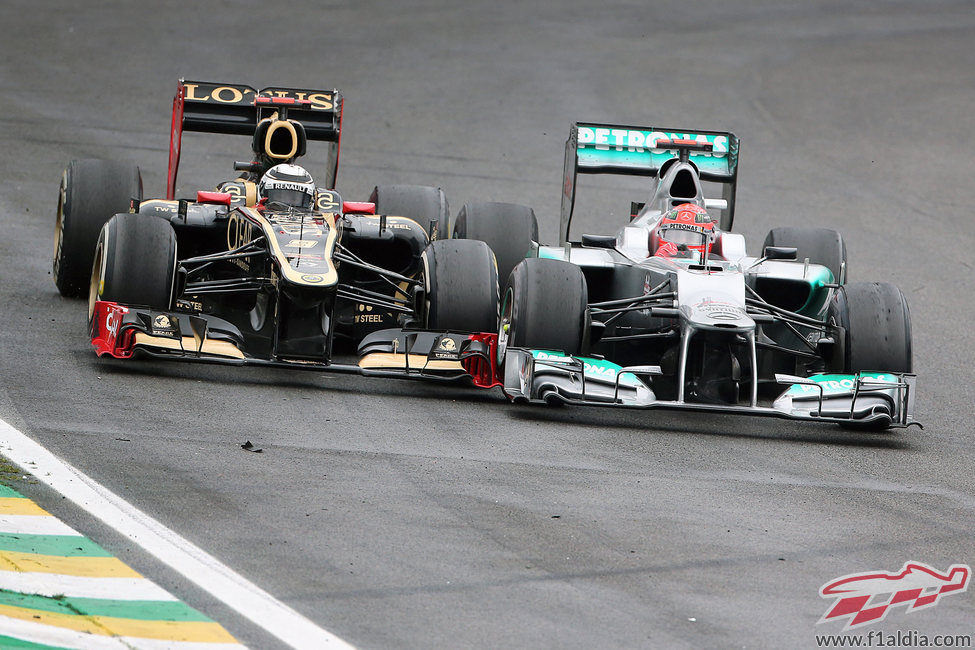 Michael Schumacher se toca con Kimi Räikkönen durante el GP de Brasil 2012