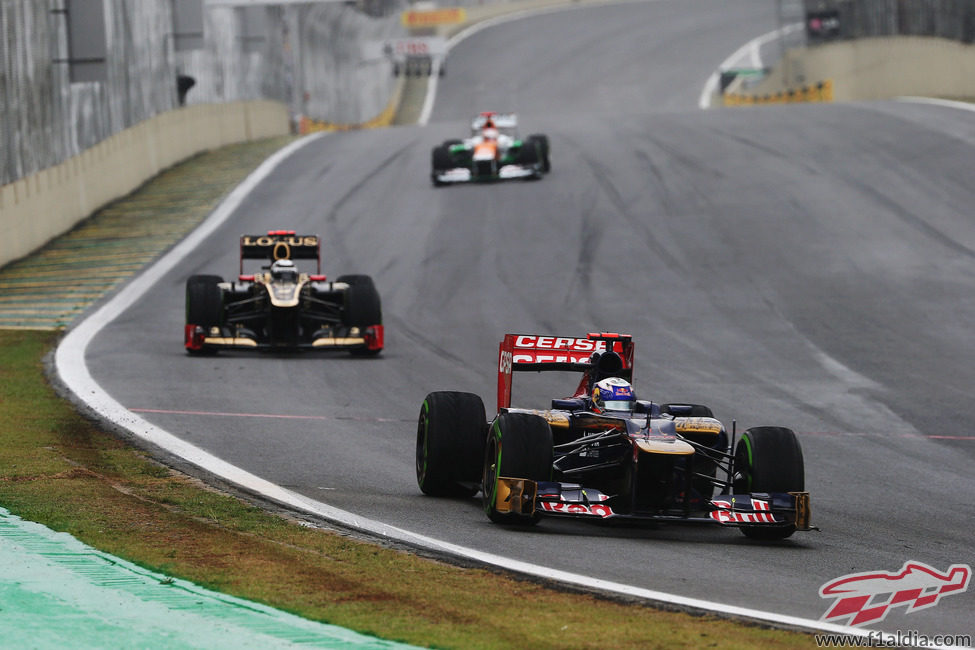 Daniel Ricciardo acabó fuera de los puntos en Brasil