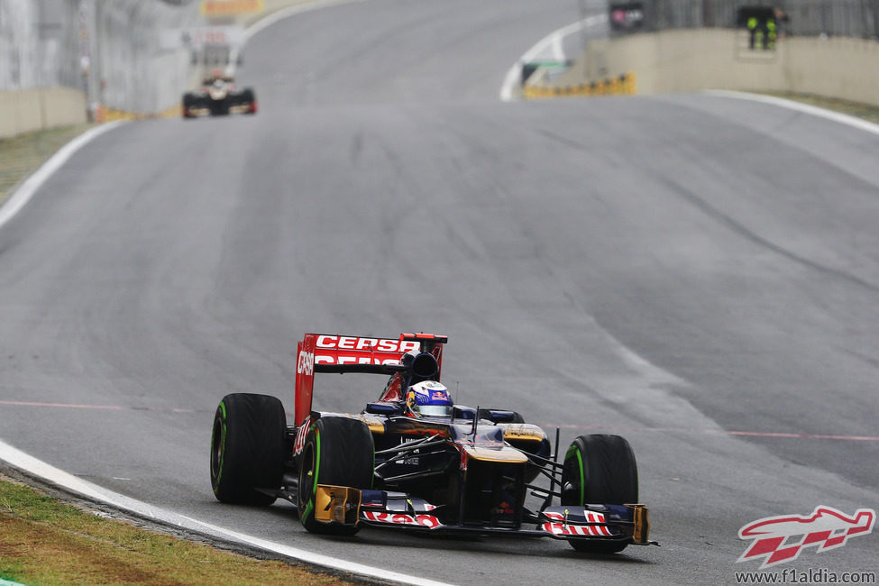 Daniel Ricciardo exprime su STR7 en el GP de Brasil 2012