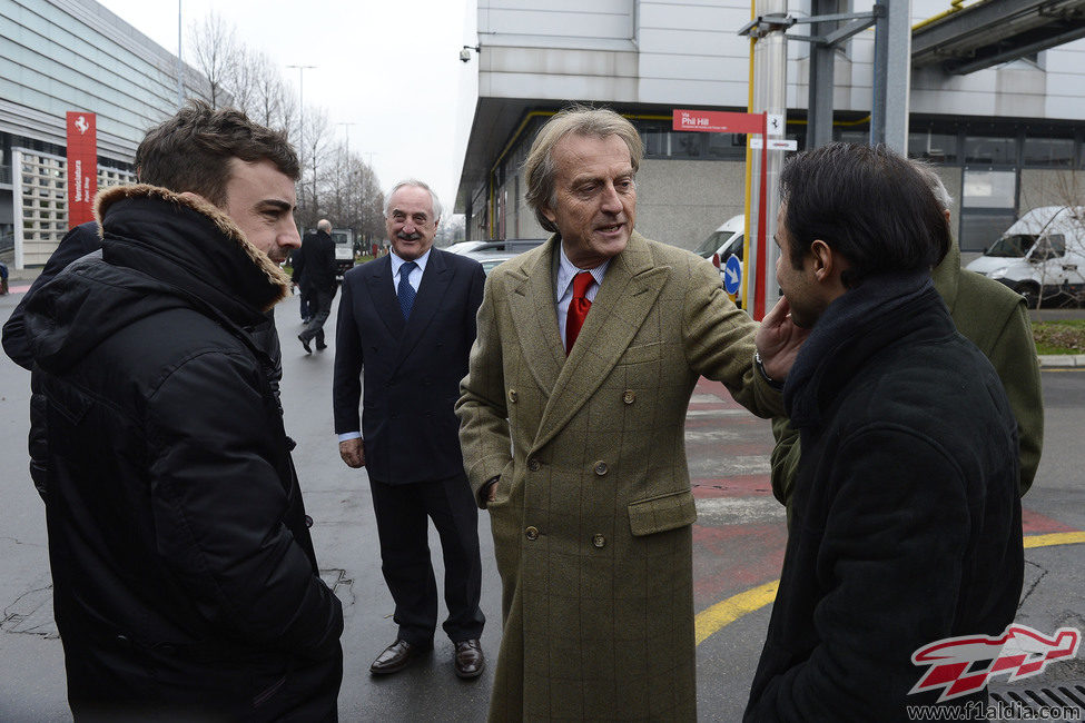 Luca di Montezemolo saluda a sus pilotos a la entrada