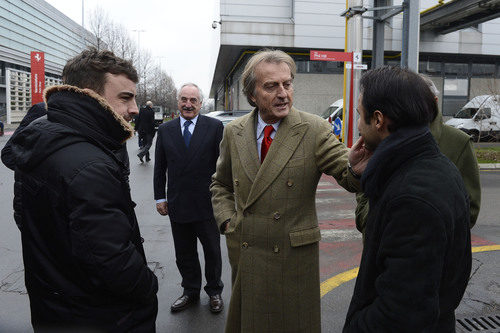 Luca di Montezemolo saluda a sus pilotos a la entrada