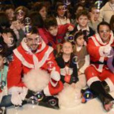 Fernando Alonso y Felipe Massa con los niños