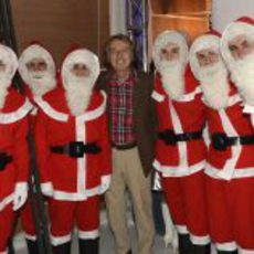 Luca di Montezemolo posa con sus pilotos navideños