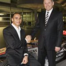 Ron Dennis y Lewis Hamilton se estrechan la mano