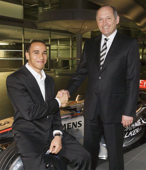 Ron Dennis y Lewis Hamilton se estrechan la mano